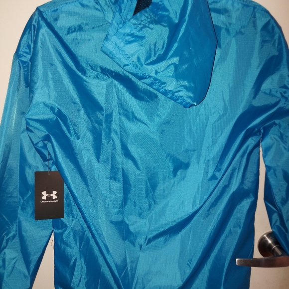 UNDER ARMOUR BOYS WINDBREAKER - Picture 3 of 4
